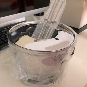 Fondue pot with base